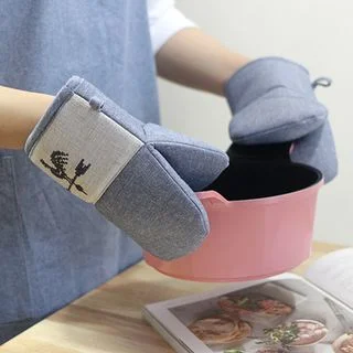 Embroidered Oven Mitten Set by Iswas
